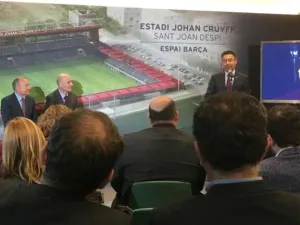 جوسيب ماريا بارتوميو رئيس نادي برشلونة يقدم الملعب الجديد