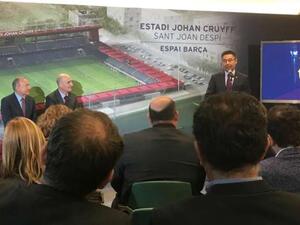 جوسيب ماريا بارتوميو رئيس نادي برشلونة يقدم الملعب الجديد