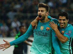 بيكيه (يسار) يحتفل بهدفه رفقة لويس سواريز