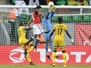 مروان محسن (وسط) يحاول التسجيل في شباك مالي