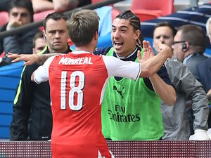 مونريال (يسار) يحتفل رفقة هيكتور بيليرين بهدفه