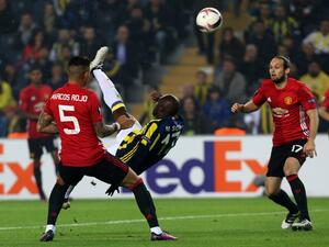 سو (وسط) يسدد بطريقة رائعة مسجلاً هدف فينيرباهتشة الأول