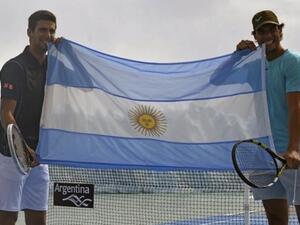 نادال وديوكوفيتش يرفعان علم الأرجنتين