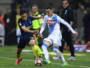 صراع على الكرة بين المتسبب بالهدف ناغاتومو (يسار) وصاحب الهدف كاييخون