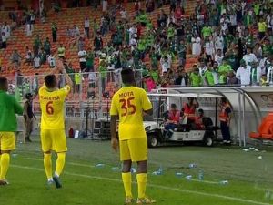 لاعبو نجران يحتفلون رفقة بعض الجماهير الأهلاوية بعد انتهاء اللقاء