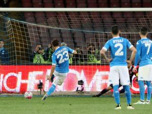 غابياديني يسجل هدف نابولي الثاني