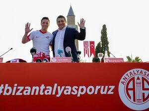 Antalyaspor's French midfielder Samir Nasri (L) and Antalyaspor's chairman Ali Safak Ozturk (R) pose for a photo during Nasri's signing ceremony in Antalya, on August 22, 2017. Nasri on signed a two year deal to join Turkish top flight side Antalyaspor from Manchester City, the club said.
STR / DEPO PHOTOS / AFP