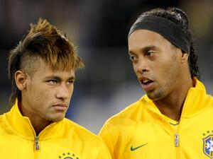 صورة أرشيفية لرونالدينيو ونيمار