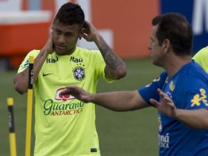 نيمار (يسار) والمدرب كارلوس دونغا خلال تدريبات منتخب البرازيل