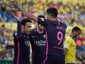 ثلاثي برشلونة الهجومي يحتفل بأحد الأهداف