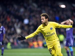 نيمار يحتفل بهدفه