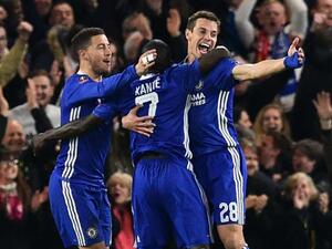 لاعبو تشلسي يحتفلون بهدف كانتي (وسط)