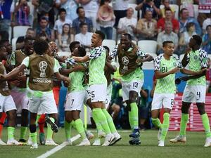 لاعبو نيجيريا يحتفلون خلال المباراة