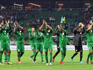 لاعبو نيجيريا يحتفلون بالانتصار التاريخي