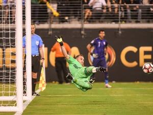 أوسبينا يتصدى ببراعة لركلة تراوكو