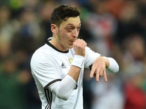 أوزيل يحتفل بهدفه