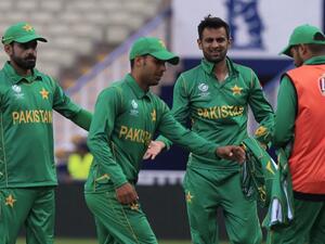 Pakistan Shoaib Malik (2R) celebrates the wicket of Bangladesh batsman Mushfiqur Rahim during an ICC Champions Trophy Warm-up match between Pakistan and Bangladesh at Edgbaston cricket ground in Birmingham, England on May 27, 2017.
Lindsey Parnaby / AFP