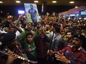 Pakistani cricket fans gather outside the Karachi International airport to welcome their national team's arrival from London in Karachi on June 20, 2017, after their win in the International Cricket Championship (ICC) Champions Trophy final against India.
ASIF HASSAN / AFP