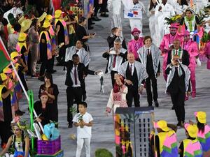 Palestine's flagbearer Mayada Sayyad leads her delegation during the opening ceremony of the Rio 2016 Olympic Games at the Maracana stadium in Rio de Janeiro on August 5, 2016.
PEDRO UGARTE / AFP