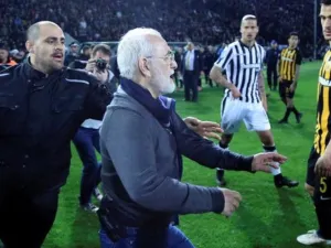 رئيس باوك إيفان سافيديس يقتحم الملعب وهو يحمل سلاحاً نارياً مهدداً حكم المباراة
