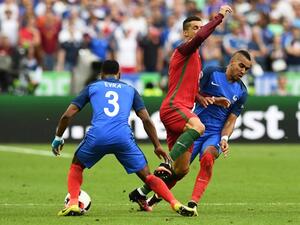 صورة للاحتكاك بين اللاعبين