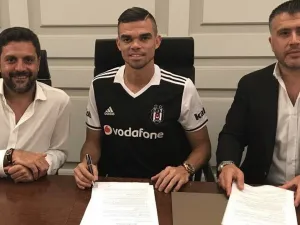 بيبي (وسط) بقميص بيشكتاش يوقع على كشوفات النادي