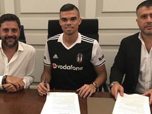 بيبي (وسط) بقميص بيشكتاش يوقع على كشوفات النادي