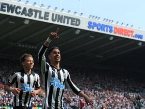 بيريز يحتفل بهدفه