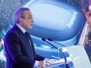 بيريز ومن خلفه صورة ملعب سانتياغو بيرنابيو بحلته الجديدة