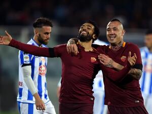 ناينغولان (يمين) وصلاح يحتفلان بأحد الأهداف