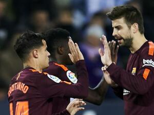 جيرارد بيكيه (يمين) يهنىء كوتينيو بهدفه