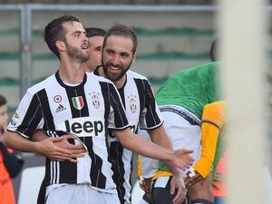 بيانيتش يحتفل بهدفه رفقة غونزالو هيغواين