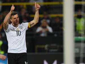 بودولسكي ودع جماهير ملعب سيغنال إيدونا بارك قبل نهاية اللقاء بدقائق حينما تم استبداله