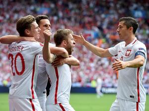 لاعبو بولندا يحتفلون بالهدف