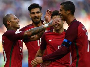 لاعبو البرتغال يحتفلون بهدف كواريشما (يسار)