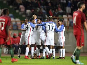 لاعبو الولايات المتحدة الأميركية يحتفلون بهدف ماكيني (وسط)