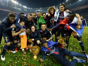 لاعبو الباريسي يحتفلون بالفوز