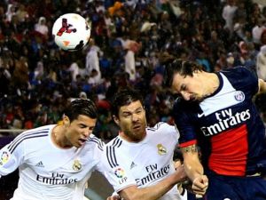 صراع ثلاثي على الكرة بين زلاتان إبراهيموفيتش وتشابي ألونسو وكريستيانو رونالدو