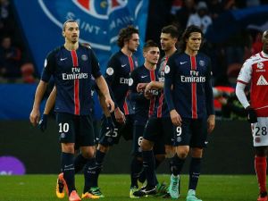 لاعبو الباريسي يحتفلون بأحد الأهداف
