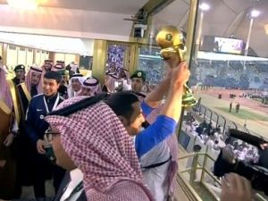 ياسر القحطاني يرفع الكأس