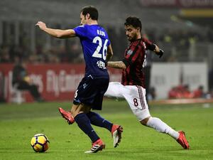 صراع على الكرة بين سوسو (يمين) وستيفان رادو