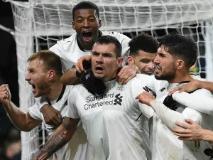 لاعبو ليفربول يحتفلون بهدف كلافان (وسط)