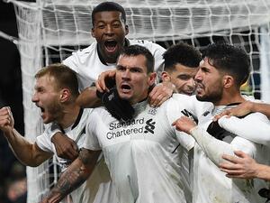 لاعبو ليفربول يحتفلون بهدف كلافان (وسط)