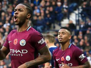 ستيرلينغ (يسار) يحتفل بهدفه