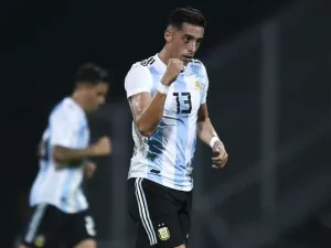 فونيس موري يحتفل بهدفه