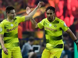 أوباميانغ (يمين) يقود دورتموند للفوز