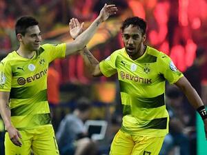 أوباميانغ (يمين) يقود دورتموند للفوز