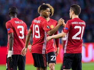 راشفورد (وسط) يتلقى التهنئة بهدفه