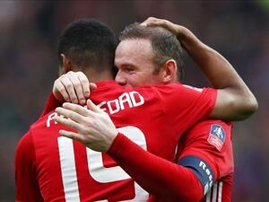 روني وراشفورد يحتفلان خلال المباراة