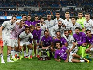 لاعبو ريال مدريد يحتفلون بالكأس